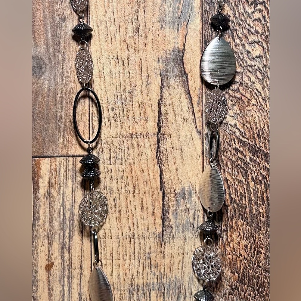 Elegant Silver and Black Necklace B7 - Picture 4 of 4